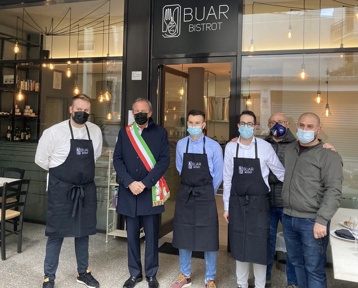 Apre il Buar Bistrot di via Cardinal Tosi. Il brindisi benaugurale con gli amministratori di Busto Apre il Buar Bistrot di via Cardinal Tosi. Il brindisi benaugurale con gli amministratori di Busto