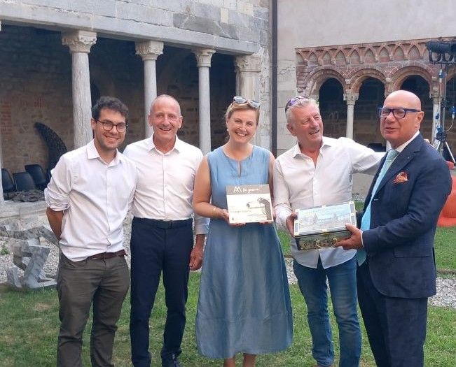 Un momento dell'inaugurazione dell'esposizione al Chiostro di Voltorre