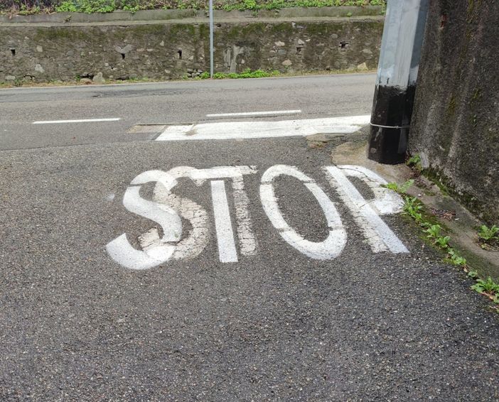 Lo stop tridimensionale fa infuriare il consigliere Esposito: «Materiale scadente e lavori fatti male» Lo stop tridimensionale fa infuriare il consigliere Esposito: «Materiale scadente e lavori fatti male»