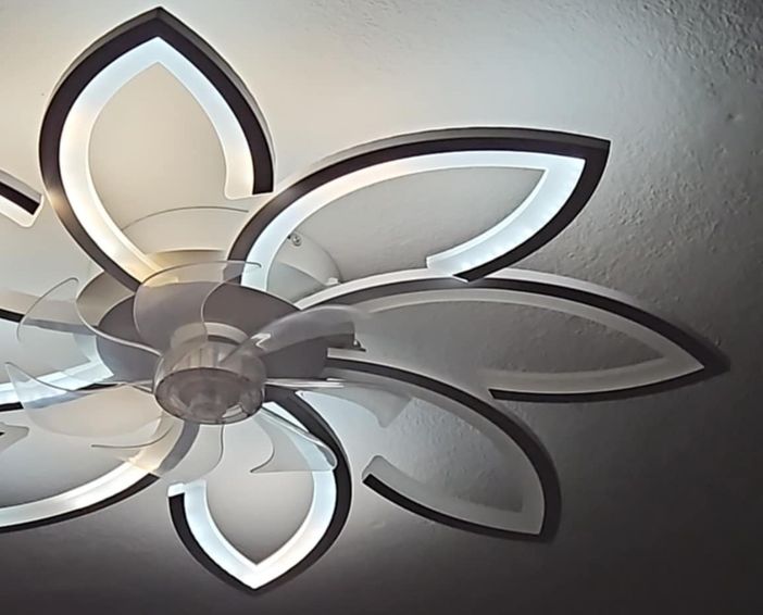 Il lampadario della casa di Vergiate da dove si è scaricato il fulmine durante il temporale