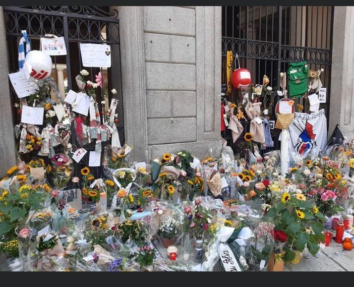 I fiori, omaggio commovente e silenzioso per Borradori I fiori, omaggio commovente e silenzioso per Borradori