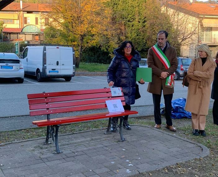 L'inaugurazione delle panchine rosse a Laveno Mombello