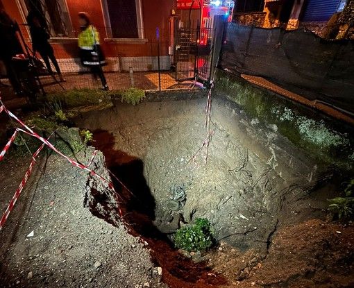 FOTO. Nubifragio sul Varesotto, piante cadute e sottopassi allagati. A Gavirate si apre una voragine profonda sei metri: tre sfollati FOTO. Nubifragio sul Varesotto, piante cadute e sottopassi allagati. A Gavirate si apre una voragine profonda sei metri: tre sfollati