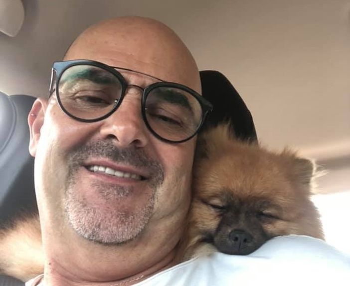 Gianluca Besana con il suo inseparabile cagnolino in una foto dalla sua pagina Facebook Gianluca Besana con il suo inseparabile cagnolino in una foto dalla sua pagina Facebook