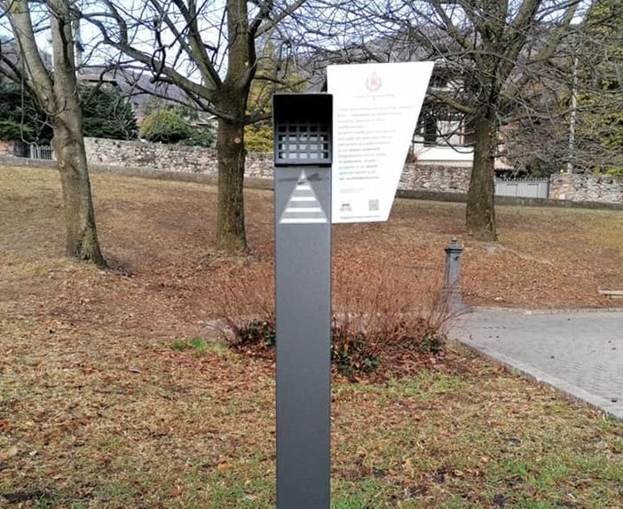 Uno dei "Smokers point" installati a Cuasso al Monte dal Comune in una foto da Facebook