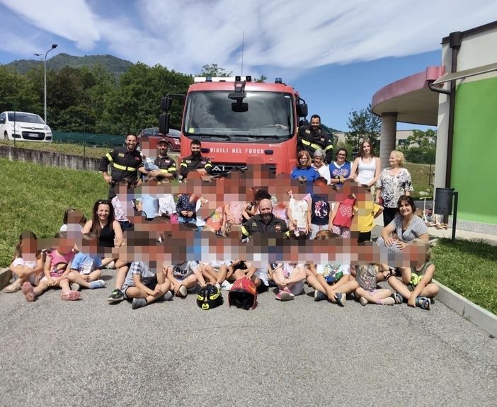 I Vigili del Fuoco di Luino alla scuola dell'infanzia di Mesenzana: una giornata tra sicurezza, prevenzione e divertimento I Vigili del Fuoco di Luino alla scuola dell'infanzia di Mesenzana: una giornata tra sicurezza, prevenzione e divertimento