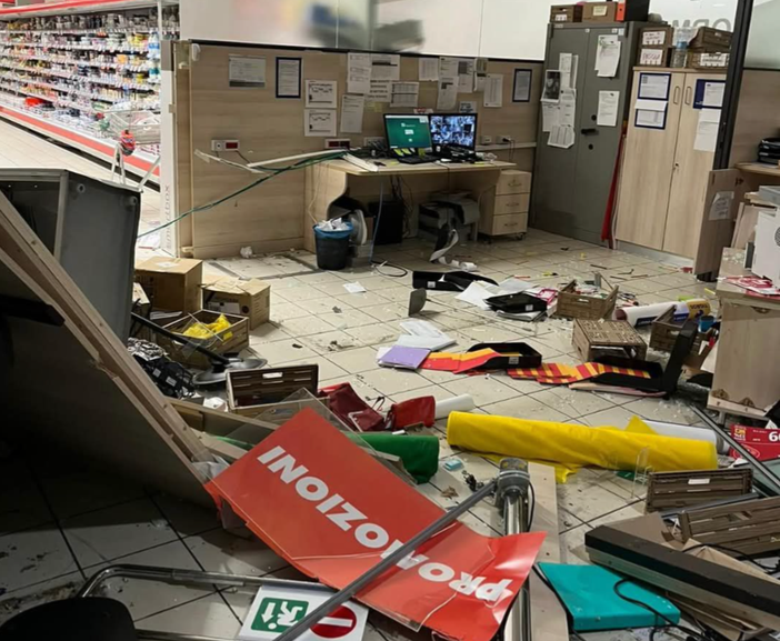 I danni dopo il blitz dei ladri (foto dal gruppo Sei di Ferno se) I danni dopo il blitz dei ladri (foto dal gruppo Sei di Ferno se)