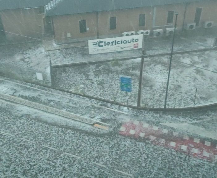 FOTO. A Saronno grandine, vento e pioggia violentissima provocano allagamenti e danni FOTO. A Saronno grandine, vento e pioggia violentissima provocano allagamenti e danni