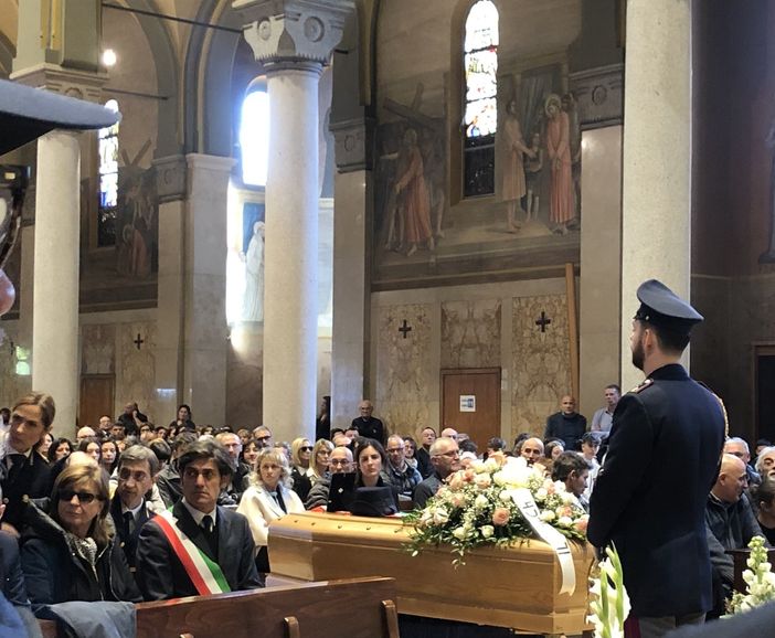 VIDEO. L’addio al vicequestore Antonella Iasilli: «Mamma, fino all’ultimo hai stretto la nostra mano e ci hai infuso la forza». Poi l'omaggio dei colleghi e della gente