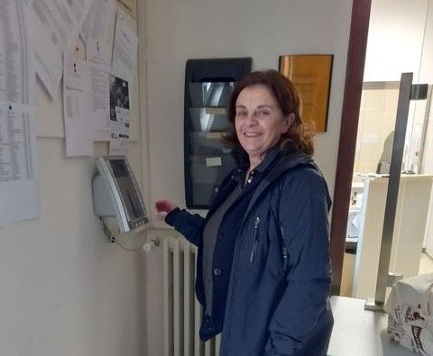 Ultimo giorno di lavoro al Comune di Viggiù per la responsabile dell'Ufficio Ragioneria Marina Anselmi (foto dalla pagina Facebook del Comune) Ultimo giorno di lavoro al Comune di Viggiù per la responsabile dell'Ufficio Ragioneria Marina Anselmi (foto dalla pagina Facebook del Comune)