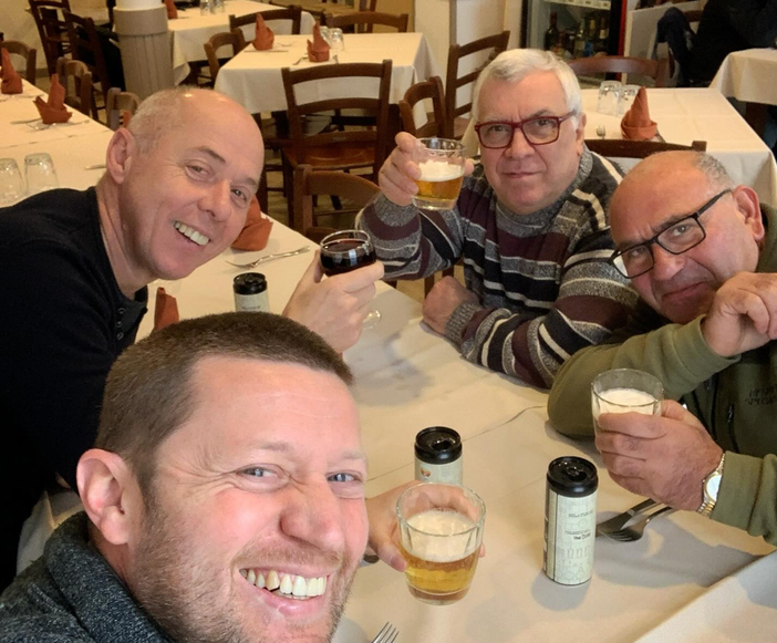 Sant'Anna, un gruppo tira l'altro. Così il villaggio unisce i talenti (e le generazioni) per fare del bene