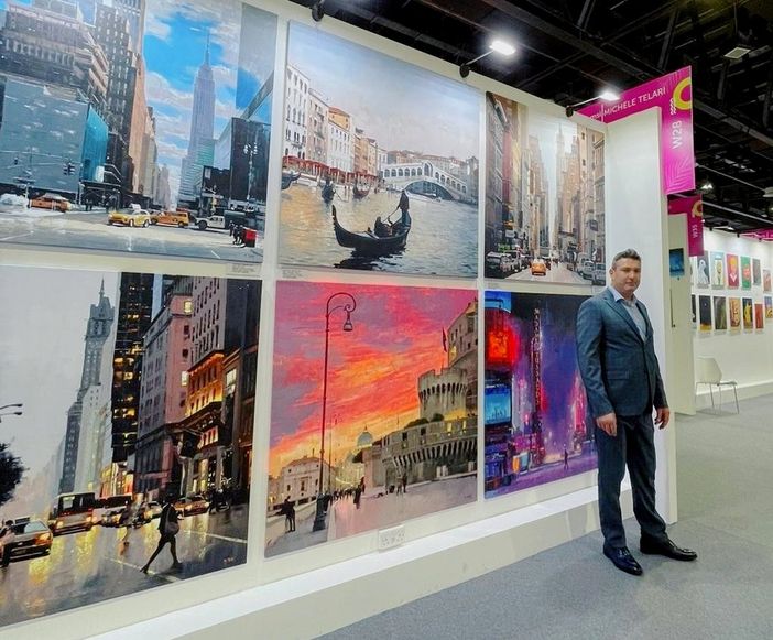 Michele Cataleta a Dubai davanti alle opere dell'artista Michele Telari esposte al Dubai World Trade Centre
