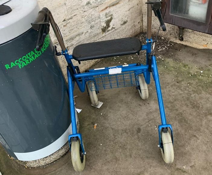 Il deambulatore ritrovato fuori dalla farmacia di Sumirago in una foto dalla pagina Facebook "Cittadini per Sumirago" Il deambulatore ritrovato fuori dalla farmacia di Sumirago in una foto dalla pagina Facebook "Cittadini per Sumirago"