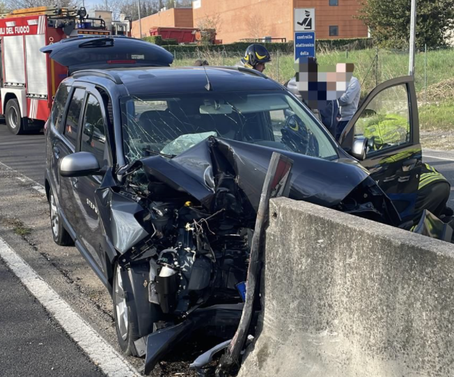 FOTO. Incidente tra due auto nel Comasco: tre feriti, due sono gravi