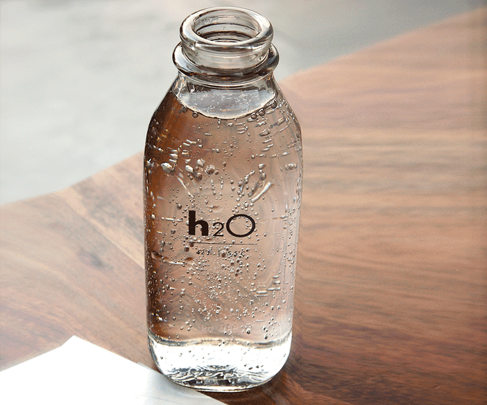 Gas, quando il caro-energia si trasferisce nel bicchiere: aumenti a due cifre anche per l’acqua