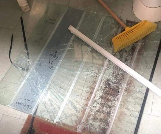 Casorate, vandali contro i bagni di piazza Mercato. Il sindaco: «I genitori di questi ragazzi saranno chiamati a risarcire»