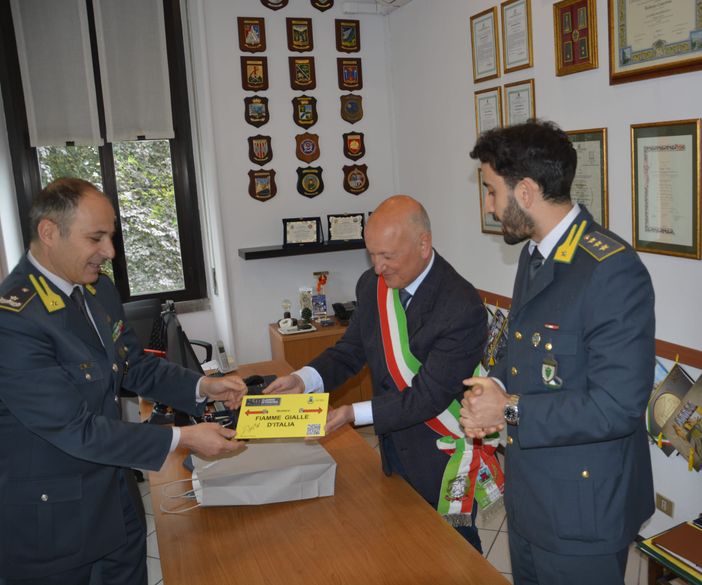 Il sindaco di Maccagno in visita alla caserma della Finanza di Luino