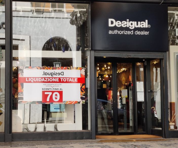 Chiude Desigual, un altro negozio lascia il centro di Varese