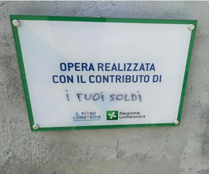 La targa del Parco dei Ciliegi di Casciago imbrattata dalla scritta (foto dalla pagina Facebook del sindaco)