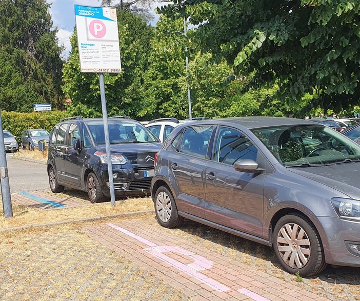 Gli stalli rosa già presenti nel parcheggio Giussano Gli stalli rosa già presenti nel parcheggio Giussano