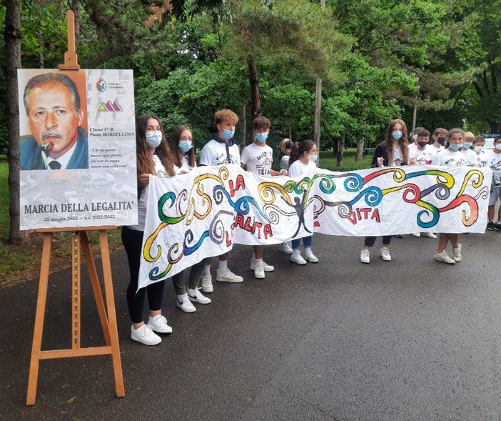 Cento studenti in marcia uniti per la legalità e contro tutte le mafie Cento studenti in marcia uniti per la legalità e contro tutte le mafie