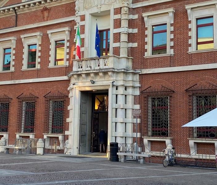 «Fai campagna elettorale come Cetto La Qualunque». E il sindaco di Cadrezzate finisce a processo per diffamazione