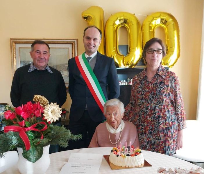 Il sindaco di Caravate Nicola Tardugno con la signora Liliana e i parenti Il sindaco di Caravate Nicola Tardugno con la signora Liliana e i parenti