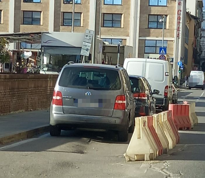 La carreggiata è chiusa, ma le auto parcheggiano ugualmente. Civati: «Interverremo con la bella stagione» La carreggiata è chiusa, ma le auto parcheggiano ugualmente. Civati: «Interverremo con la bella stagione»