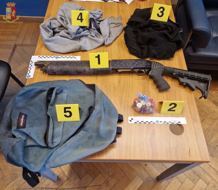 Il materiale sequestrato dalla polizia di Stato del commissariato di Busto Il materiale sequestrato dalla polizia di Stato del commissariato di Busto