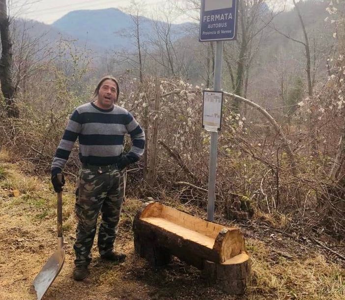 Il signor Gigi Maiorino con la sua panchina in una foto dalla pagina Facebook del Comune di Cuasso
