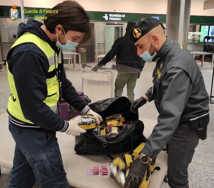 VIDEO. Cosmetici illegali e steroidi nei bagagli, passeggero congolese bloccato a Malpensa VIDEO. Cosmetici illegali e steroidi nei bagagli, passeggero congolese bloccato a Malpensa