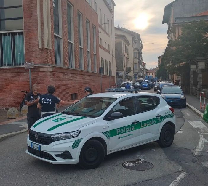 Via Como chiusa dagli agenti della polizia locale di Varese durante i massicci controlli di ieri coordinati dalla Questura di Varese
