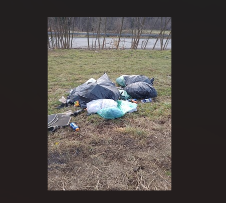 Rifiuti abbandonati davanti all'autolavaggio di Brenta Rifiuti abbandonati davanti all'autolavaggio di Brenta