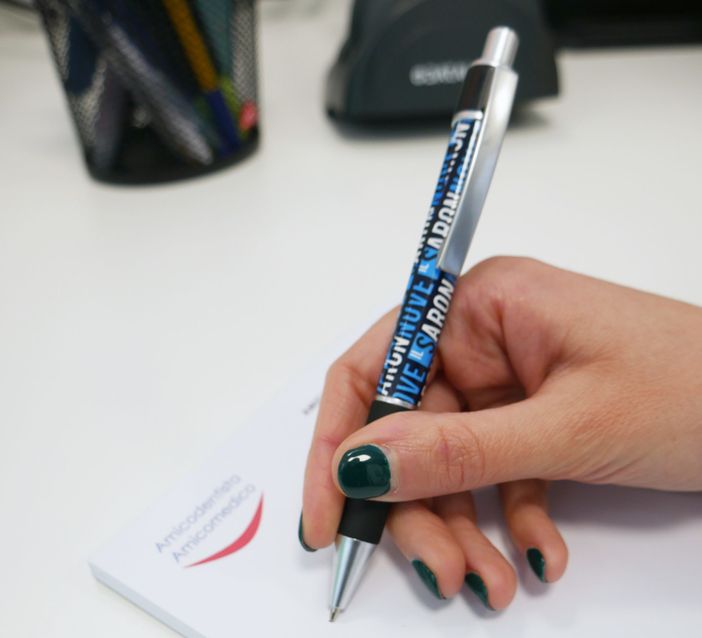 FOTO. Compleanno con un regalo speciale per "ilSaronno": 50 penne donate alla città per continuare a scrivere insieme