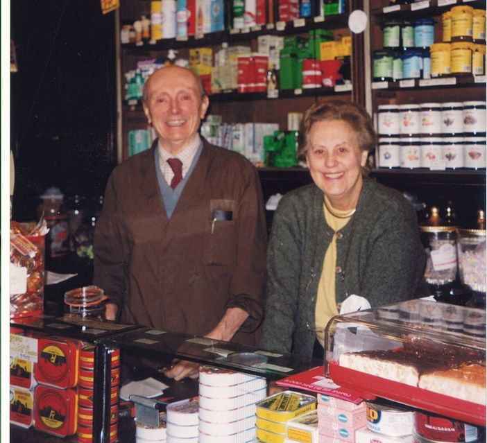 Mario e Anita Vercellini, qui e in basso, insieme nella loro Drogheria