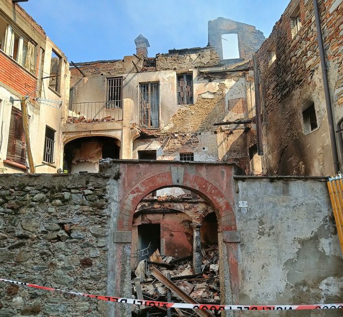 FOTO. Cadegliano, il giorno dopo. Le immagini dell'edificio distrutto dalle fiamme ad Arbizzo FOTO. Cadegliano, il giorno dopo. Le immagini dell'edificio distrutto dalle fiamme ad Arbizzo
