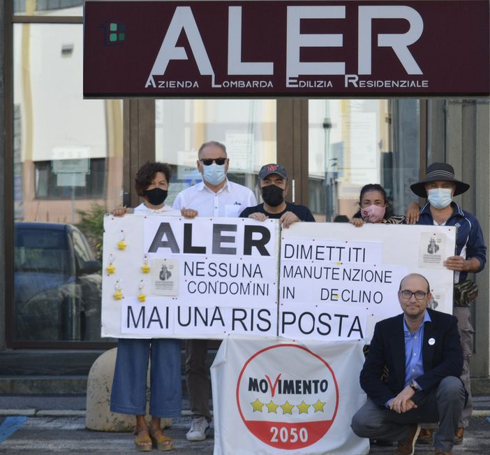 Flash mob del M5S davanti alla sede dell'Aler di Varese: «Gli edifici alle Bustecche e Sangallo presentano gravi problemi» Flash mob del M5S davanti alla sede dell'Aler di Varese: «Gli edifici alle Bustecche e Sangallo presentano gravi problemi»