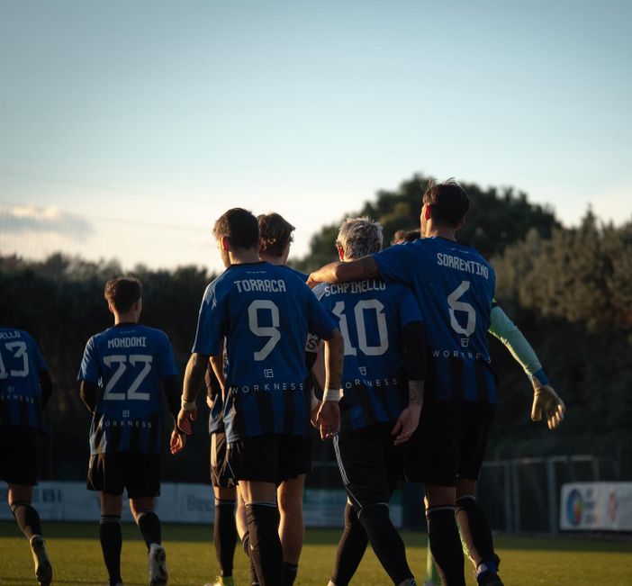 La Solbia scala la classifica ed è seconda con Oltrepò e Calvairate a -5 dal Pavia capolista: in foto Sorrentino, autore del terzo gol, con Scapinello e Torraca (foto Solbiatese Calcio 1911) La Solbia scala la classifica ed è seconda con Oltrepò e Calvairate a -5 dal Pavia capolista: in foto Sorrentino, autore del terzo gol, con Scapinello e Torraca (foto Solbiatese Calcio 1911)