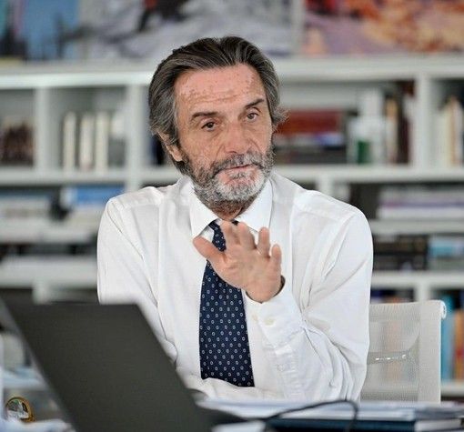 Fontana: «Un fatto "lunare" vietare gli spostamenti tra Comuni diversi della stessa Regione il 25 e 26 dicembre e il 1° gennaio»