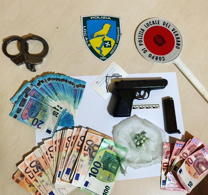 Il materiale sequestrato dalla polizia locale del Medio Verbano