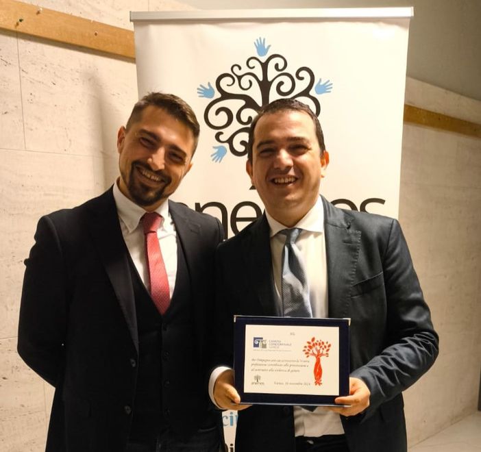 Gianluca Carullo e Andrea Leta, Responsabile Scientifico e Direttore Generale di Camera Condominiale Varese, ricevono la menzione speciale da Anemos Lombardia Gianluca Carullo e Andrea Leta, Responsabile Scientifico e Direttore Generale di Camera Condominiale Varese, ricevono la menzione speciale da Anemos Lombardia