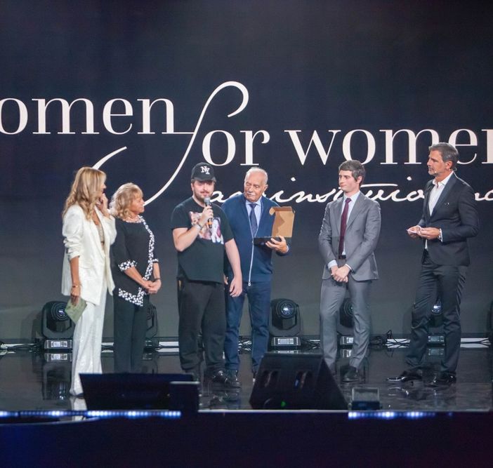 I nonni di Nicolò Maja premiati da "Women for Women against Violence”: «Complimenti per il percorso che state affrontando»