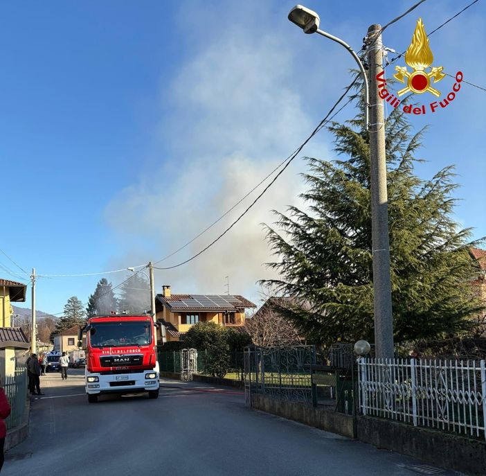Incendio a Brebbia: interessato il garage di un'abitazione. Nessun ferito Incendio a Brebbia: interessato il garage di un'abitazione. Nessun ferito