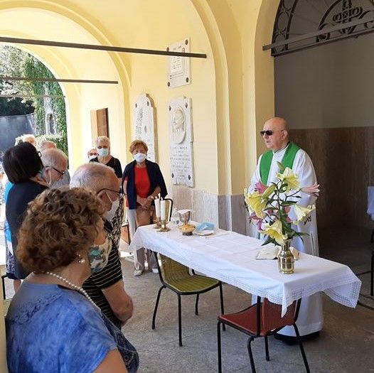 FOTO. Il ladro dell'altare a Gemonio non si è pentito e i parrocchiani si arrangiano con due sedie e un asse FOTO. Il ladro dell'altare a Gemonio non si è pentito e i parrocchiani si arrangiano con due sedie e un asse