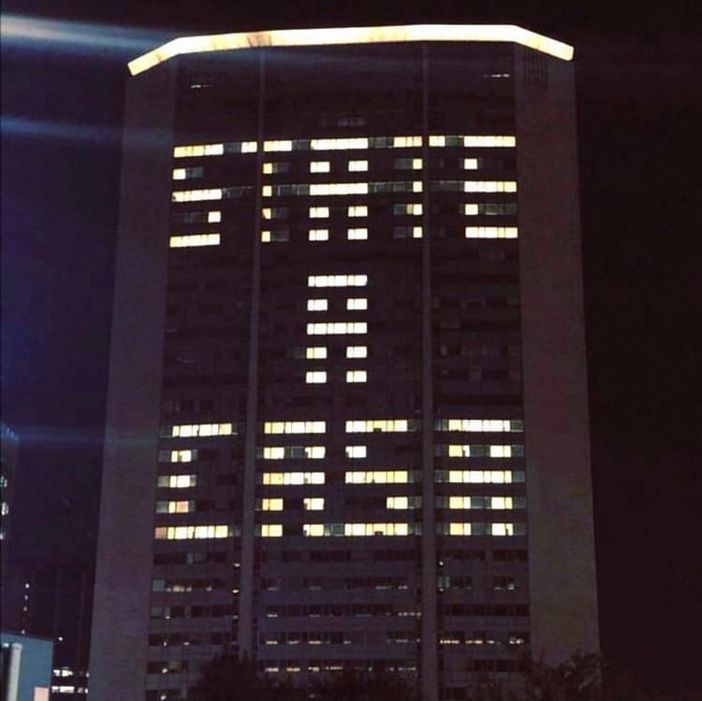 Il messaggio lanciato dalla facciata del Pirellone Il messaggio lanciato dalla facciata del Pirellone