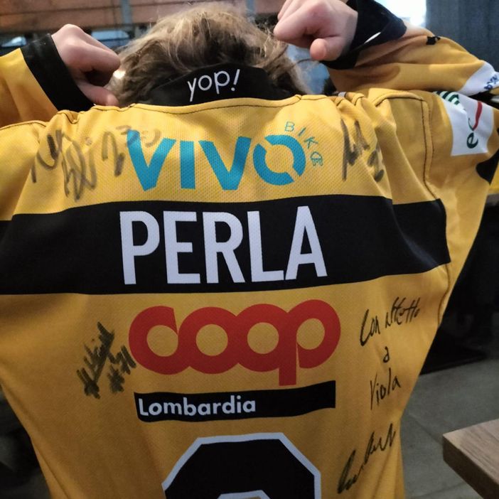 Viola con la maglia di Perla