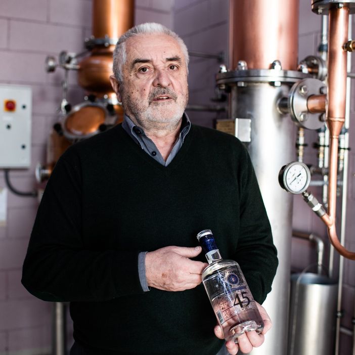Il Gin Latitudine45 della Rossi d'Angera compie 90 anni e se li porta benissimo Il Gin Latitudine45 della Rossi d'Angera compie 90 anni e se li porta benissimo