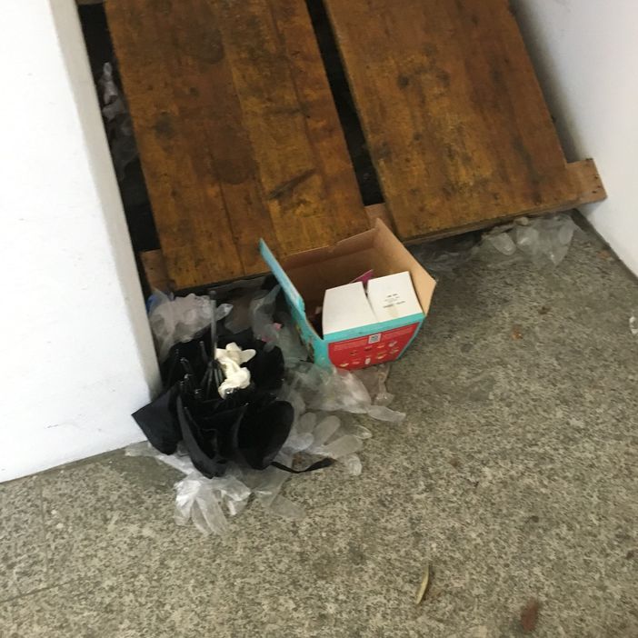 FOTO. Varese, un lettore ci scrive: «Degrado nel parcheggio di via Lazio»