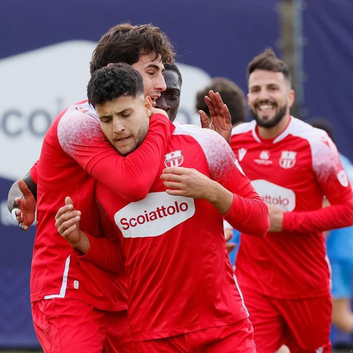 Amoabeng e, poi, Vitale: nell'abbraccio di oggi a Venegono la scintilla che riaccende la Varesina (foto Enrico Scaringi - Varesina Calcio)