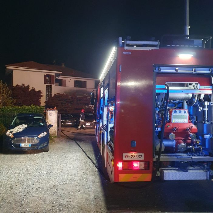 Brucia una villetta a Besnate: donna di 74 anni ustionata, soccorsa anche una dodicenne